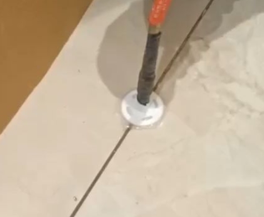 务川仡瓷砖空鼓维修公司专业解答瓷砖在铺贴过程中，如果没有涂抹均匀到位的粘结材料（如水泥砂浆或瓷砖胶），可能会导致以下问题