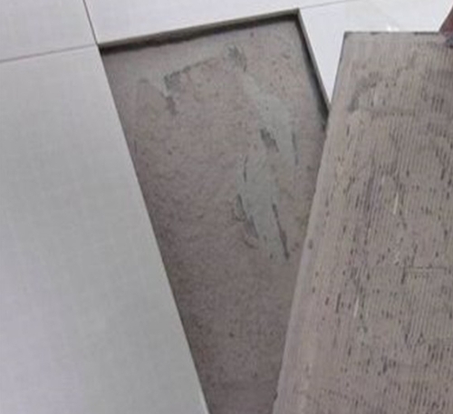 务川仡瓷砖空鼓维修公司分享瓷砖铺贴时如果打浆（即涂抹在瓷砖背面和基层上的砂浆或瓷砖胶）过少，会带来以下问题
